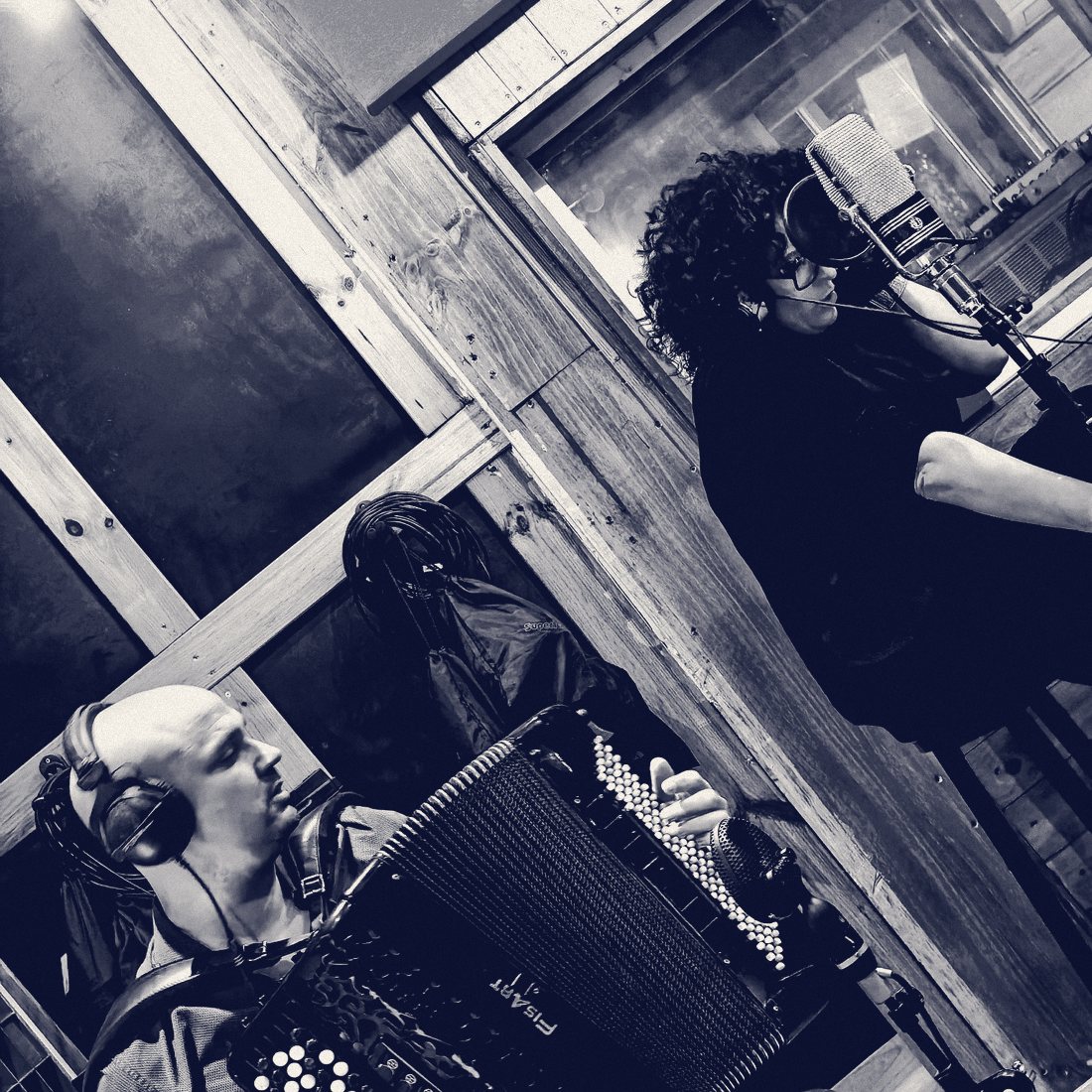 Claire Boni et Jérémy Lohier en studio d'enregistrement